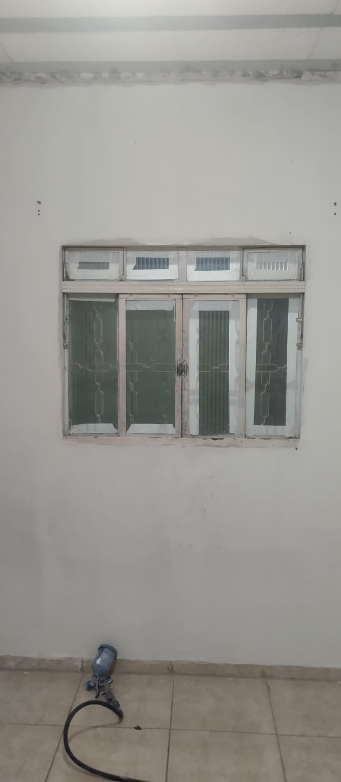 Janela metálica com acabamento